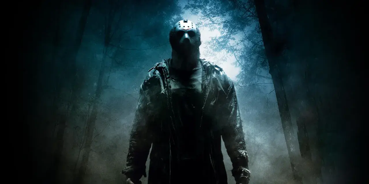 Jason Voorhees, figura iconica dell'orrore, emerge da un bosco nebbioso. La sua storia vera è un incubo senza fine.