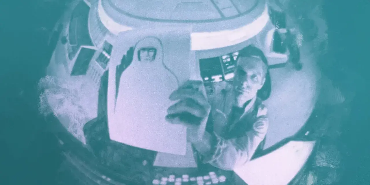 Inquadratura soggettiva: un astronauta in una navicella tiene in mano un disegno di sé stesso con casco.