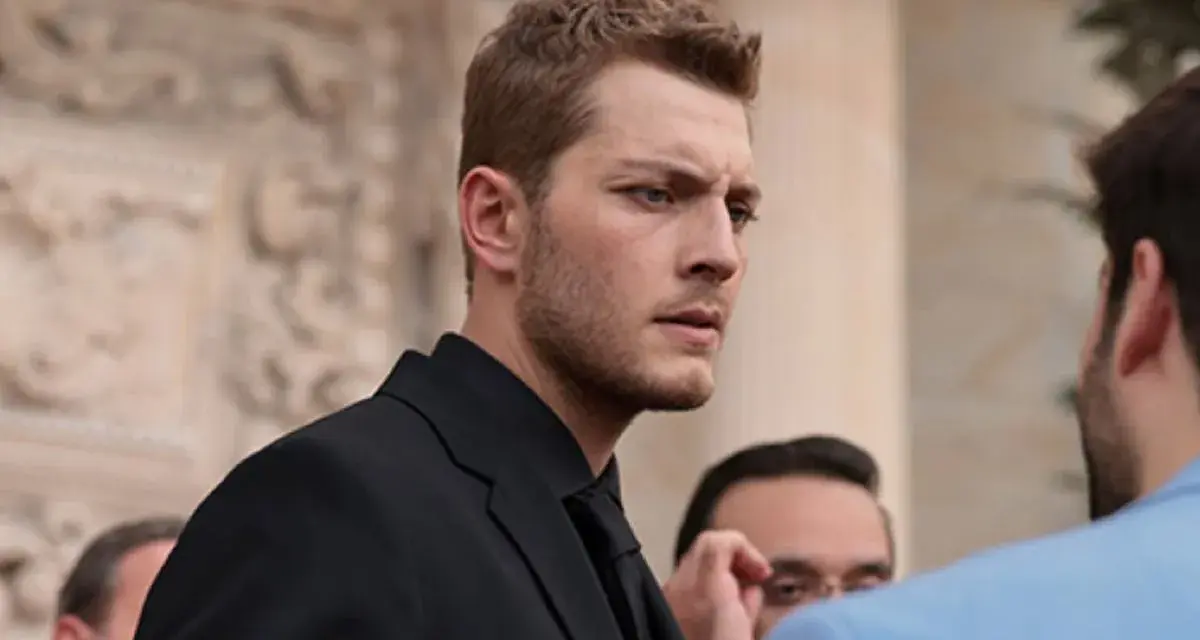 Francesco Montanari, con un abito scuro, interpreta un membro della squadra antimafia, con uno sguardo intenso.