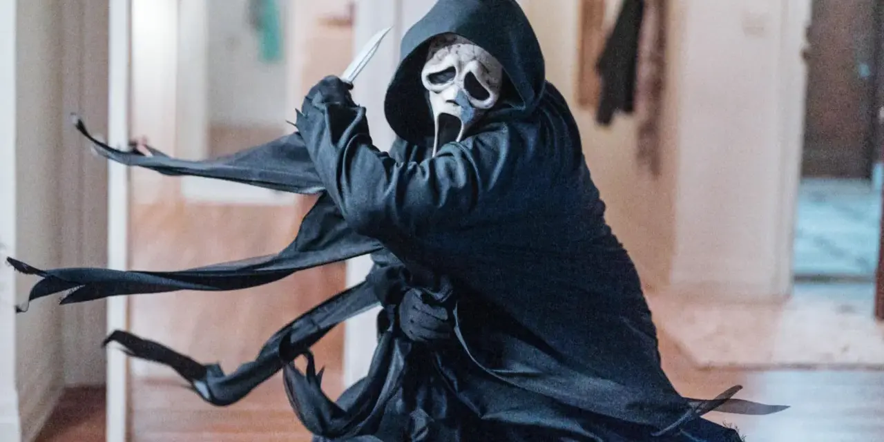 Ghostface, icona del film horror slasher, brandisce un coltello in un corridoio.