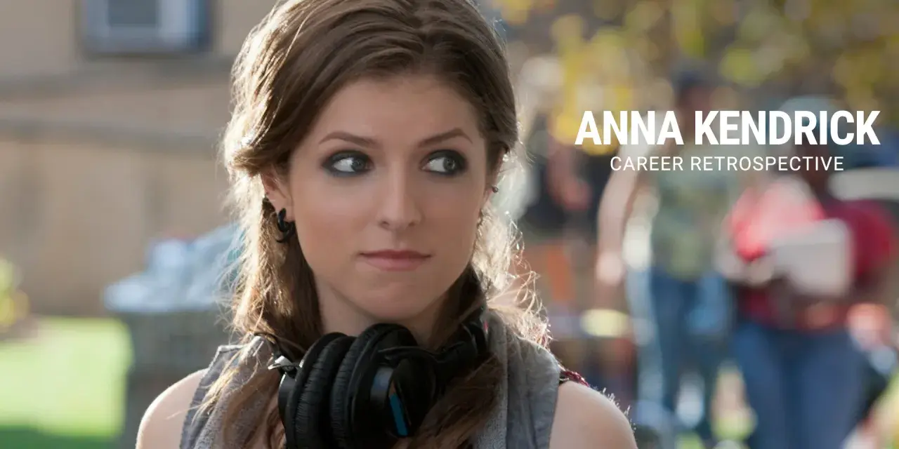 Anna Kendrick con cuffie, in un'immagine che celebra i suoi programmi TV e la sua carriera.