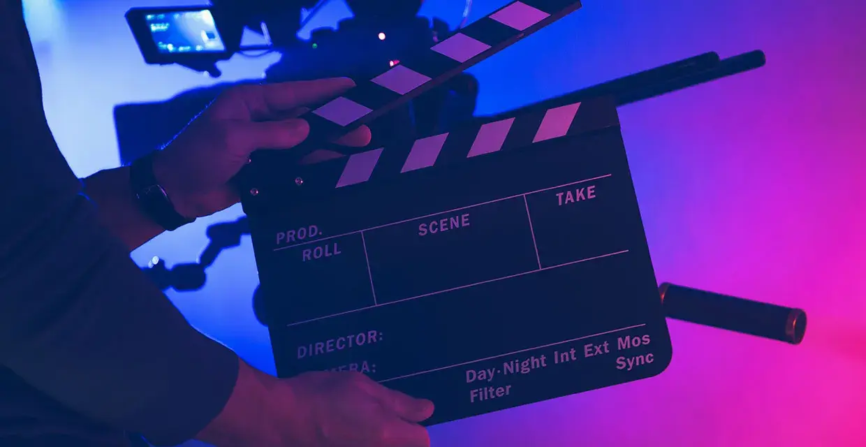 Un ciak pronto per segnare l'inizio di una ripresa. Serve a sincronizzare audio e video, un gesto iconico del cinema.