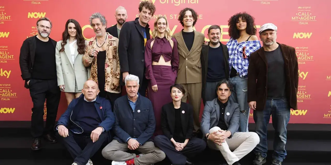 Il cast di "Call My Agent - Italia" (Cold Case Stagione 4) posa sorridente.