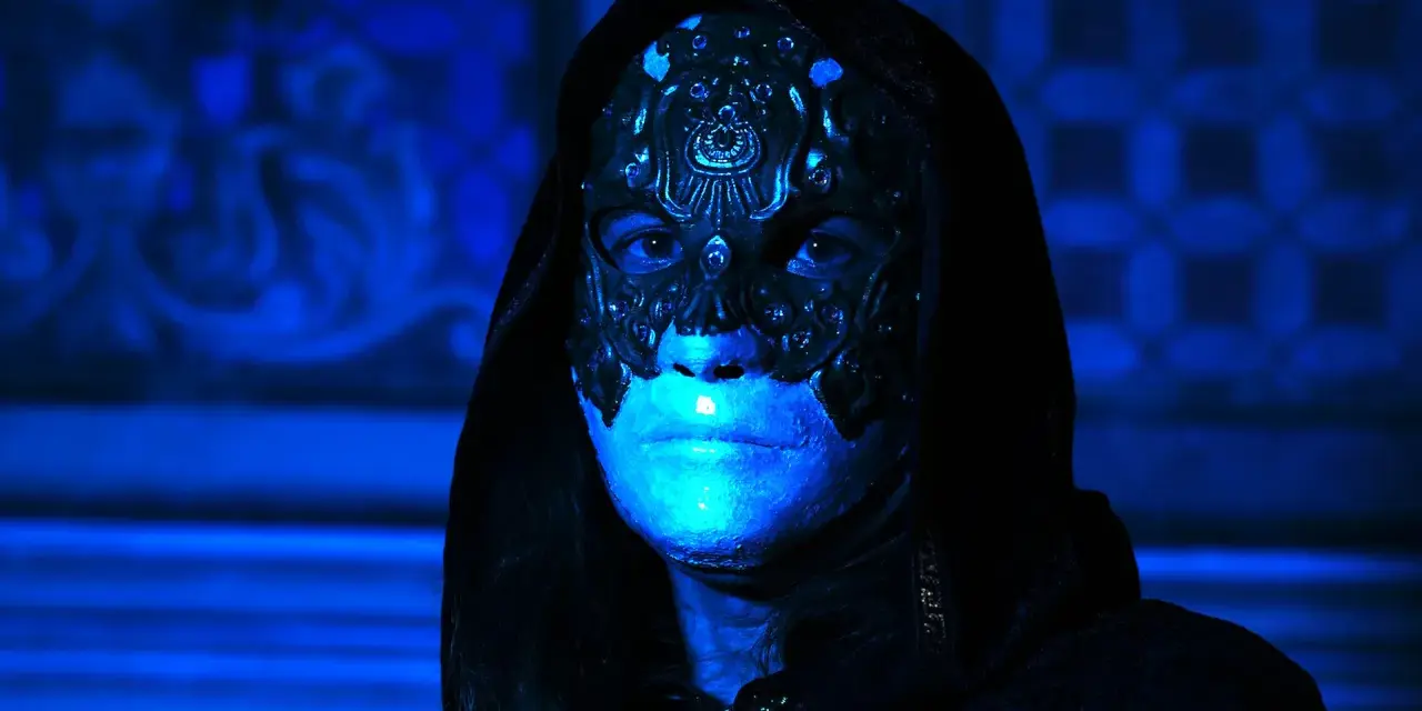 Volto mascherato con illuminazione blu intensa, un'immagine che evoca mistero e terrore, perfetta per i film horror più visti.