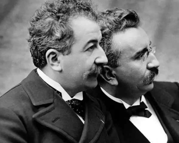 I fratelli Lumière, pionieri del cinema, in un ritratto che ci fa chiedere: che cos è il cinema?