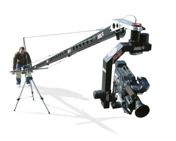 Un uomo manovra un braccio mobile per riprese cinematografiche, un vero crane per il cinema, con una telecamera professionale montata.