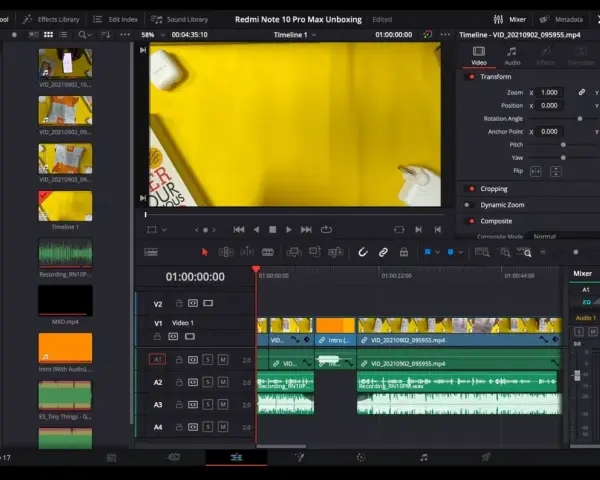 Interfaccia di DaVinci Resolve 17, un software di editing video, con timeline e impostazioni. Un confronto tra Davinci Resolve vs Premiere Pro è in corso.