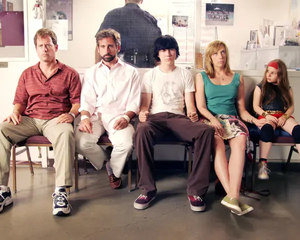 Un gruppo di persone, tra cui Steve Carell, siede in attesa, un momento iconico di film indipendenti famosi.