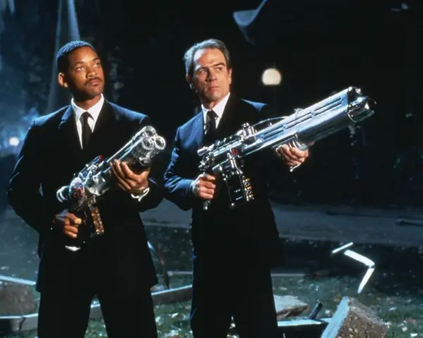 Agent J e K, in un perfetto esempio di buddy movie, brandiscono armi futuristiche, pronti a difendere la Terra.