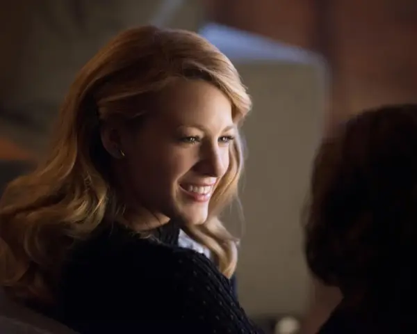 Adaline, la protagonista di "Adaline l'eterna giovinezza storia vera", sorride con i suoi capelli biondi ondulati.