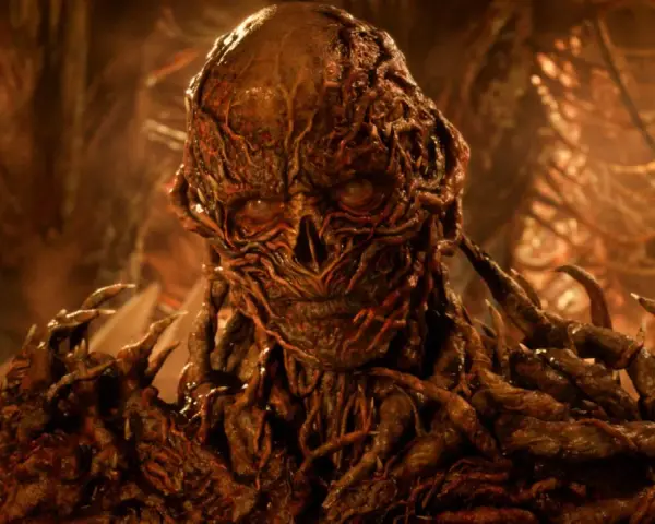 Un terrificante mostro fatto di radici e carne, un vero incubo fanta horror, emerge dall'oscurità con occhi vuoti e artigli affilati.