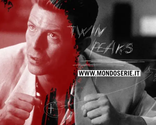 Primo piano di un uomo con un completo chiaro, con un effetto grafico che ricorda il velluto blu trama. Sopra, il logo "Twin Peaks".