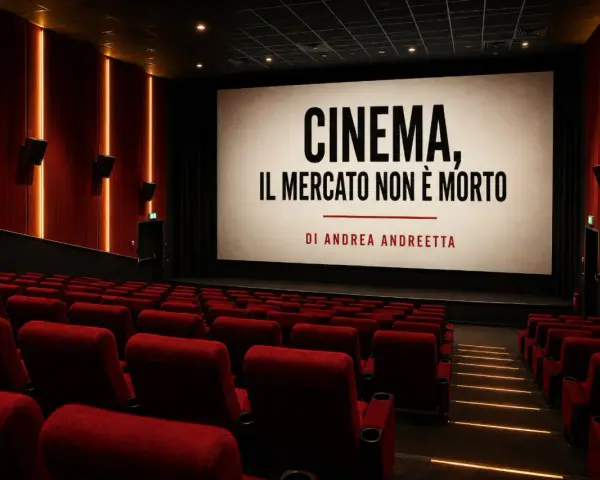 Sala cinematografica vuota con schermo che recita "CINEMA, IL MERCATO NON È MORTO". Un'immagine che riflette la crisi del cinema, ma con un messaggio di speranza.