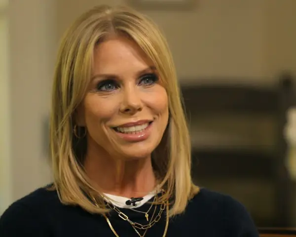 Cheryl Hines, nota per i suoi film e programmi TV, sorride con i suoi capelli biondi e gli occhi azzurri.