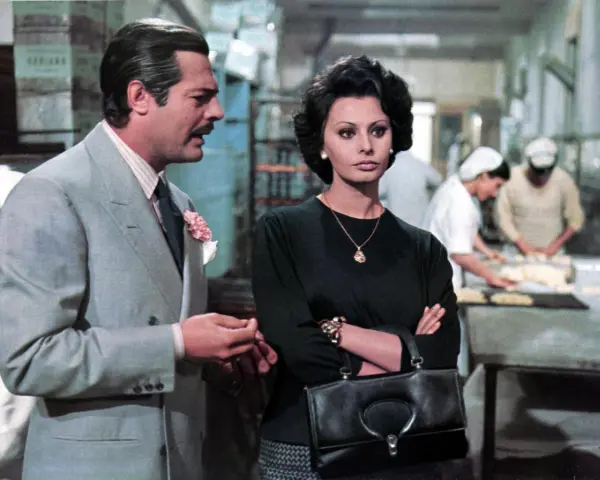 Marcello Mastroianni e Sophia Loren, icone delle commedie all'italiana, in una scena che evoca sapori e storie del cinema.