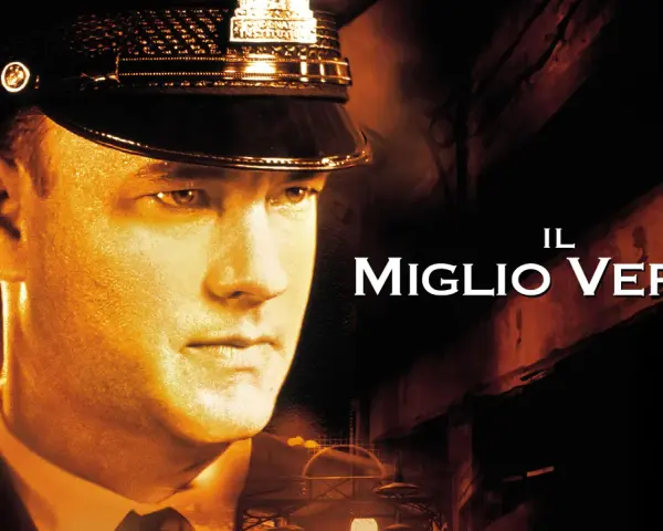 Tom Hanks in uniforme da secondino, primo piano, con il titolo "Il Miglio Verde" e un'atmosfera cupa.