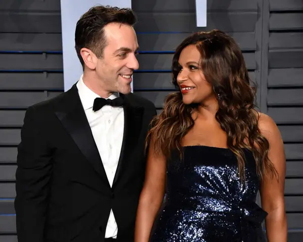 Mindy Kaling e BJ Novak, co-protagonisti di film e programmi TV, sorridono l'uno all'altra.