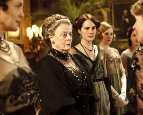 Donne eleganti in abiti d'epoca, un'atmosfera da film d'epoca con un tocco di mistero.