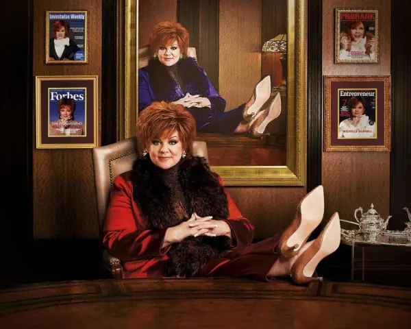 Michelle Darnell, protagonista di film e programmi TV di Ben Falcone, troneggia nel suo ufficio, circondata da copertine di riviste che celebrano il suo successo.