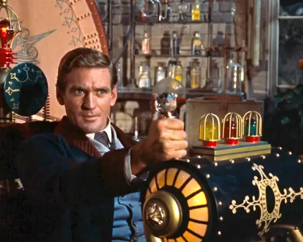 Un uomo con un'invenzione steampunk, un vero film primer per gli amanti della fantascienza.
