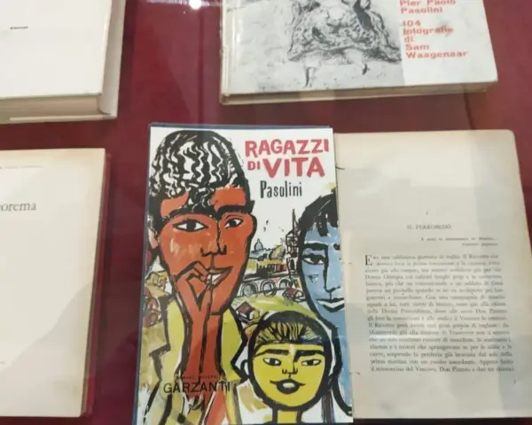 Copertina di "Ragazzi di vita" di Pasolini, con un libro di Pier Paolo Pasolini e un altro intitolato "Teorema".