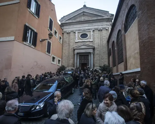 Funeral procession in Rome. The causa morte di Manuel De Sica remains unknown, but the crowd gathers to pay their respects.