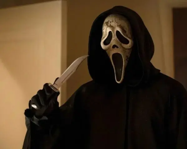 Ghostface, icona dei film horror, brandisce un coltello, pronto a terrorizzare.