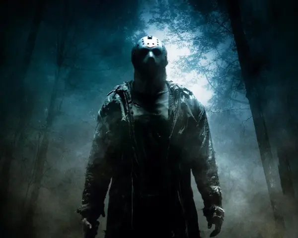 Jason Voorhees, figura iconica dell'orrore, emerge da un bosco nebbioso. La sua storia vera è un incubo senza fine.