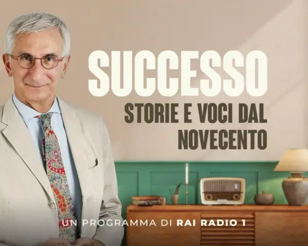 Un uomo con occhiali e cravatta colorata, sullo sfondo il titolo "Successo: Storie e voci dal Novecento". Un programma radiofonico che lo può diventare un film.