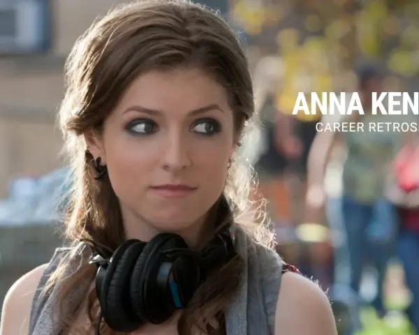 Anna Kendrick con cuffie, in un'immagine che celebra i suoi programmi TV e la sua carriera.