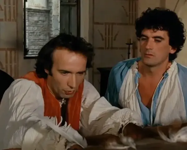 Due uomini in abiti d'epoca, uno scrive con una penna d'oca, in una scena che promette un film comico.