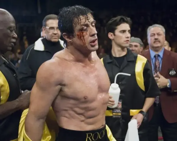 Rocky Balboa, con un occhio nero e il volto insanguinato, è pronto per un altro round.