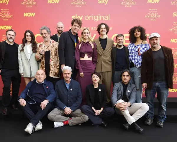 Il cast di "Call My Agent - Italia" (Cold Case Stagione 4) posa sorridente.