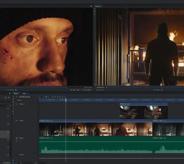 Un editor video professionale in azione, con una timeline complessa e clip che mostrano un uomo ferito e una scena di fuoco.