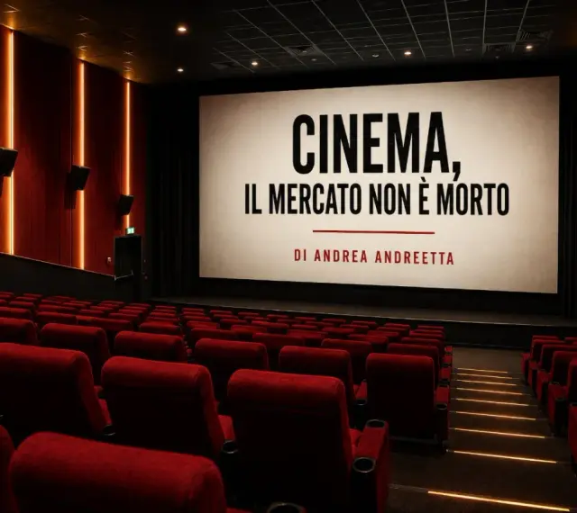 Sala cinematografica vuota con schermo che recita "CINEMA, IL MERCATO NON È MORTO". Un'immagine che riflette la crisi del cinema, ma con un messaggio di speranza.