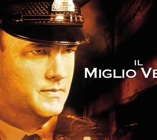 Tom Hanks in uniforme da secondino, primo piano, con il titolo "Il Miglio Verde" e un'atmosfera cupa.