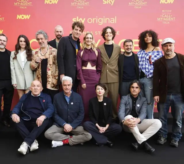 Il cast di "Call My Agent - Italia" (Cold Case Stagione 4) posa sorridente.