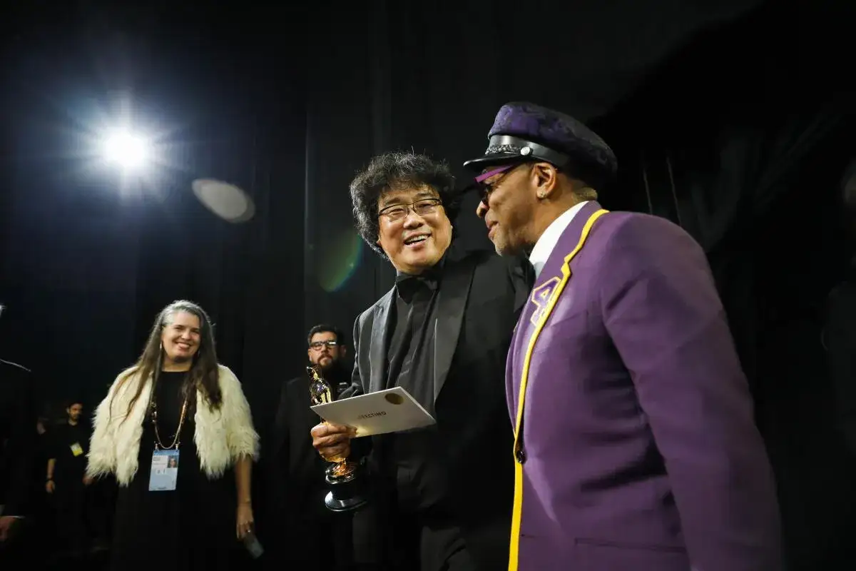 Registi Bong Joon Ho e Spike Lee celebrano un momento d'oro nell'industria cinematografica di Hollywood.