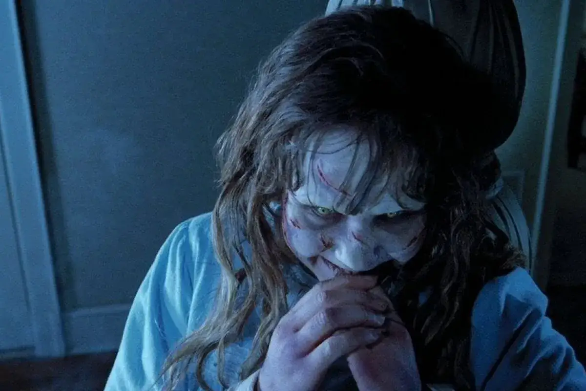 Una bambina con occhi gialli e graffi sul viso, in un'atmosfera da film horror corti.