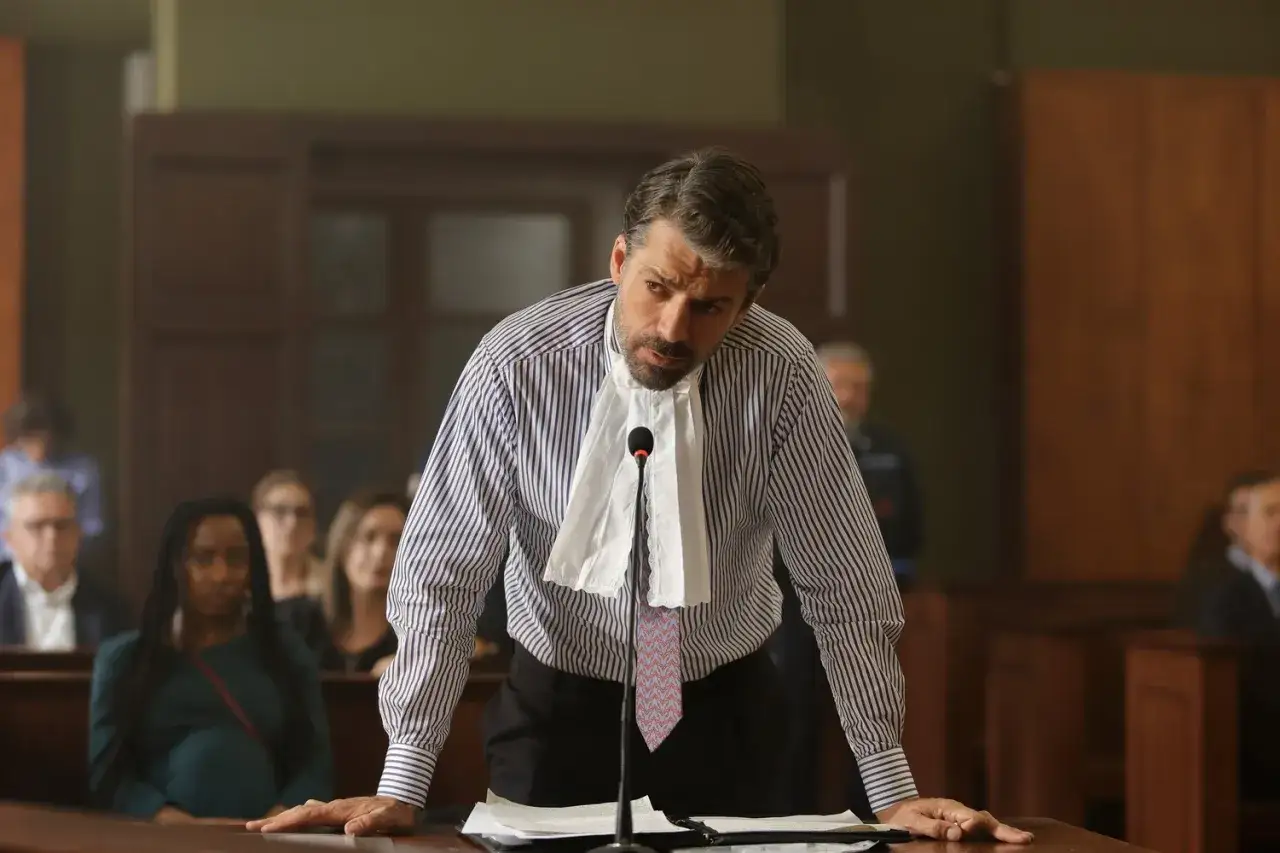 Avvocato in aula, pronto a difendere il suo cliente in un film legal.