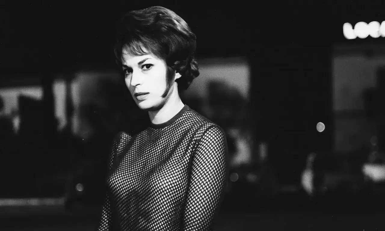 Ritratto di una donna con un'espressione intensa, un'icona di film con protagoniste donne forti.