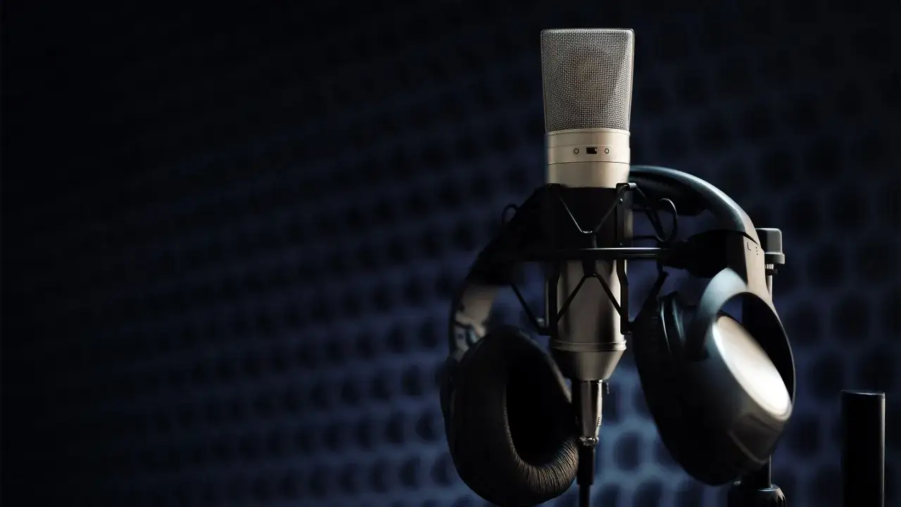 Microfono da studio e cuffie, pronti per un voiceover.