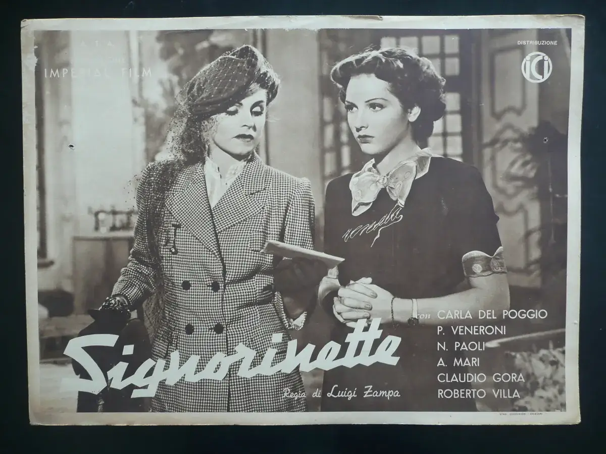Due donne eleganti, una con cappello e tailleur a quadri, l'altra con fiocco al collo, in una locandina del film 