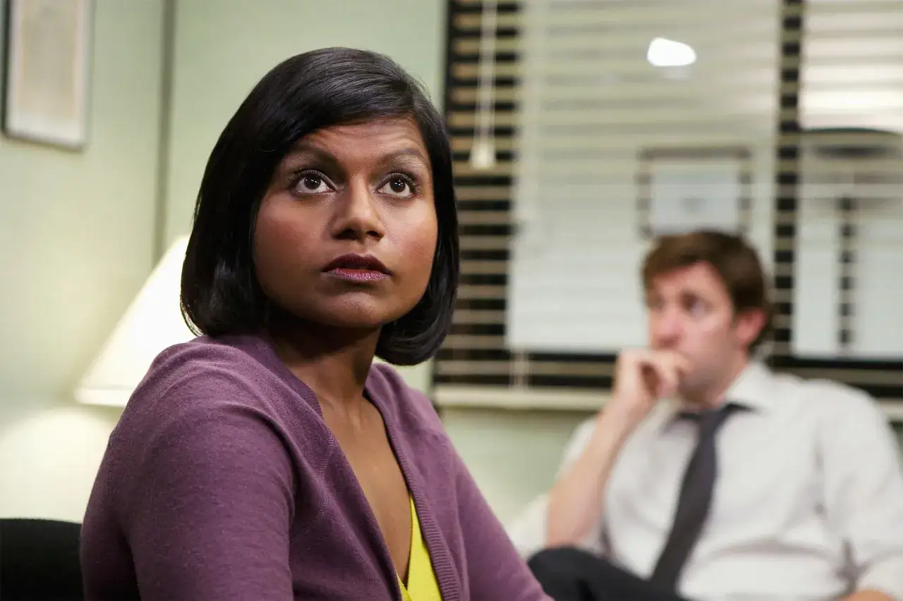 Mindy Kaling, attrice e sceneggiatrice di film e programmi TV, in una scena d'ufficio.