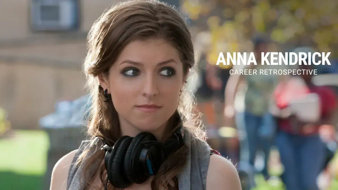 Anna Kendrick con cuffie, in un'immagine che celebra i suoi programmi TV e la sua carriera.