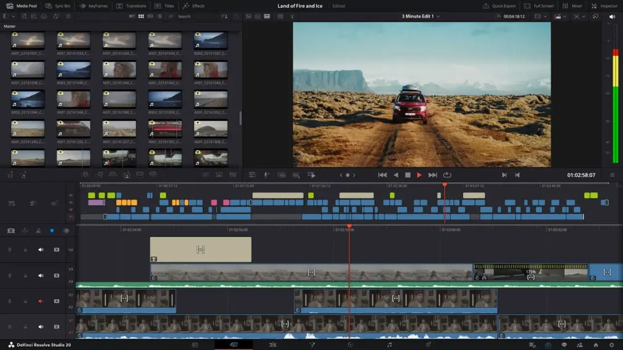 Interfaccia di editing video con timeline e clip. Impara come usare Shotcut per montare i tuoi filmati.