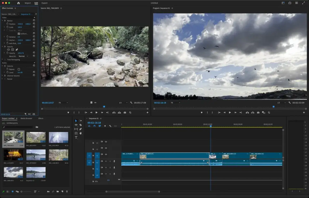 Schermata di un editor video professionale con timeline, clip video di un ruscello e cielo con uccelli.