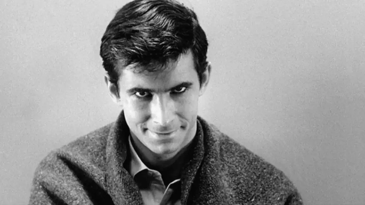 Primo piano di un uomo con sguardo intenso, che ricorda il quarta parete significato nel cinema.