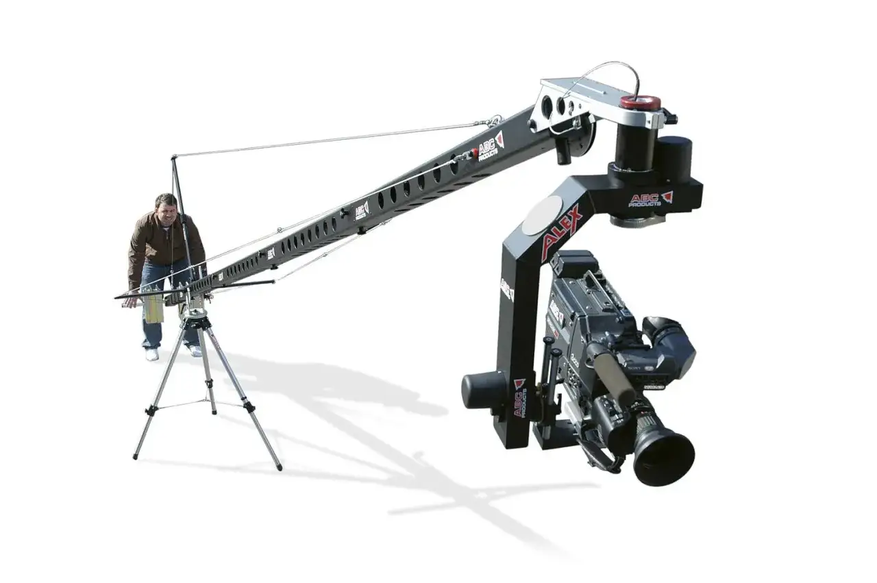 Un uomo manovra un braccio mobile per riprese cinematografiche, un crane cinema, con una telecamera professionale.