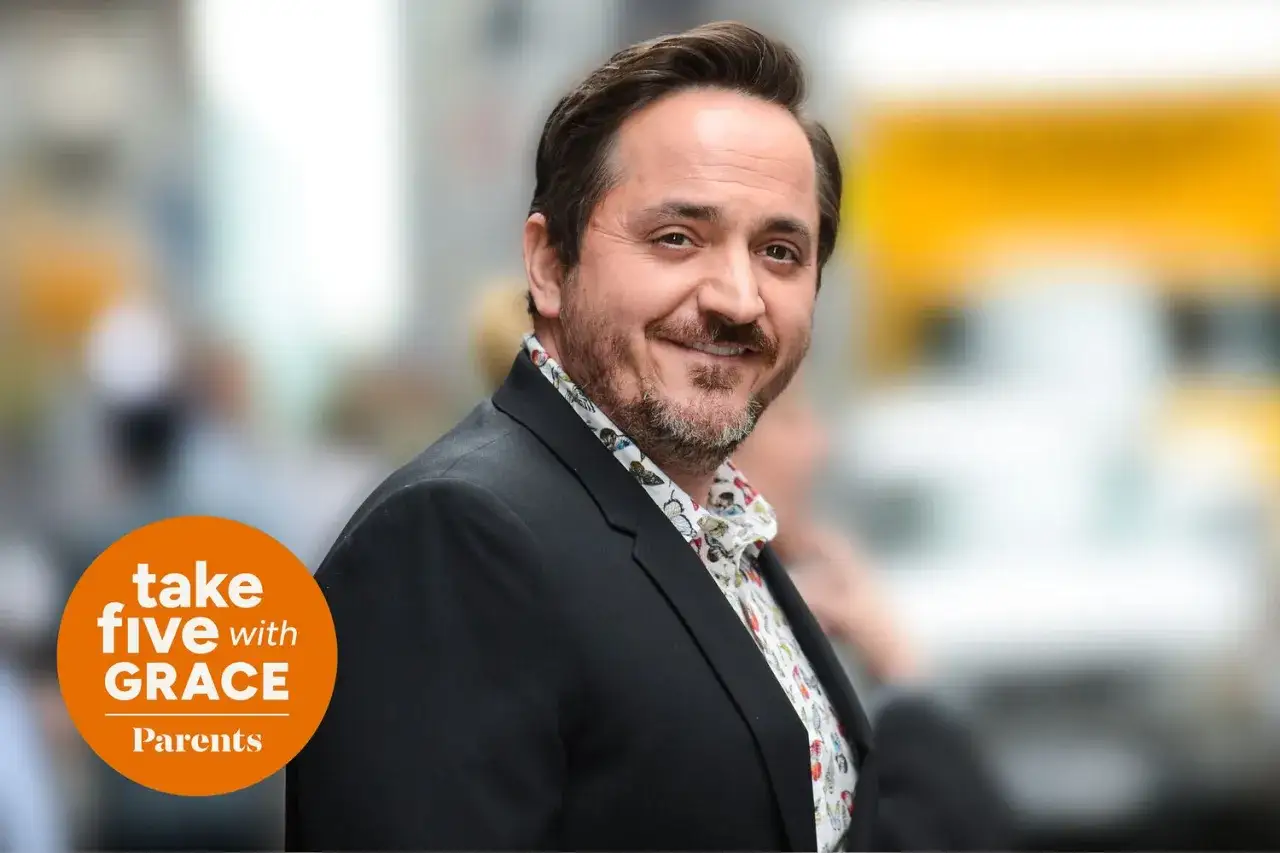 Ben Falcone, noto per i suoi film e programmi TV, sorride in un completo scuro.